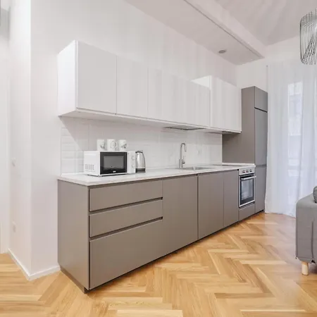 Joivy Renovated Flat By Piazza Leonardo Da Vinci