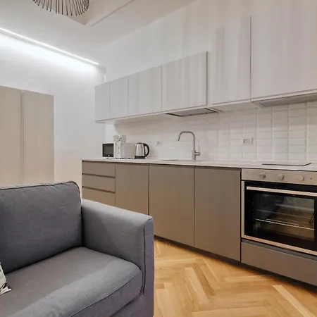 Joivy Renovated Flat By Piazza Leonardo Da Vinci